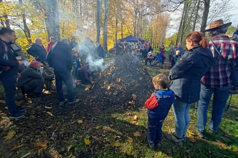 Výroba dřevěného uhlí v milíři na Vodním hamru Dobřív (říjen 2022)